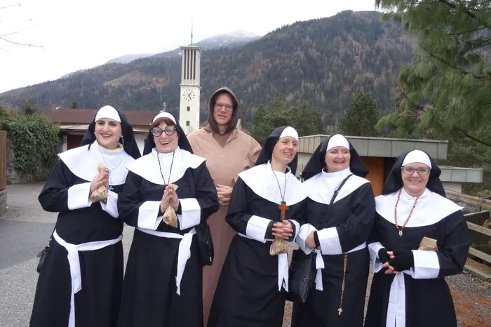Die Ordenschwestern hatten auch einen Mönch in ihrer Runde. Gesanglich standen sie ihren Vorbildern aus "Sister Act" um nichts nach.