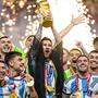 GIROUD Olivier Team FRA bei der Siegeehrung mit Pokal FIFA Fussball World Cup 2018 in Russland Fina