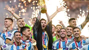 GIROUD Olivier Team FRA bei der Siegeehrung mit Pokal FIFA Fussball World Cup 2018 in Russland Fina