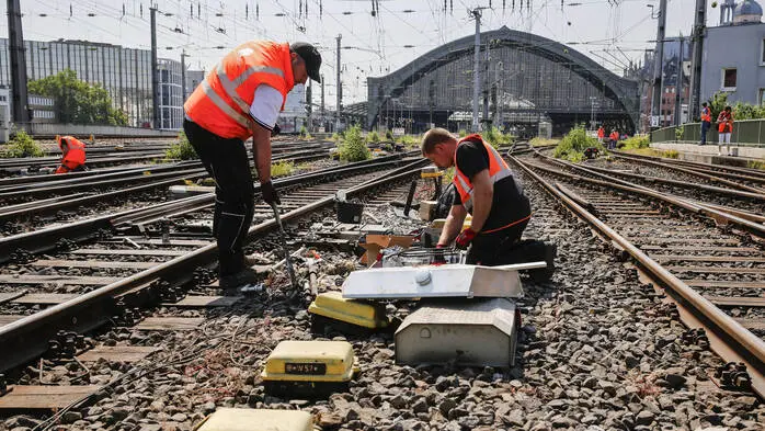 Temperaturen um die 40 Grad über Tage und Wochen belasten nicht nur Menschen, sondern auch die Infrastruktur und bremsen nun auch den öffentlichen Verkehr ein
