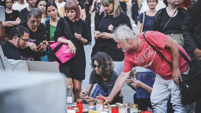 Neben anderen österreichischen Städten wurde am Montagabend auch in Graz eine Mahnwache nach dem Tod der Landärztin Lisa-Maria Kellermayr abgehalten.