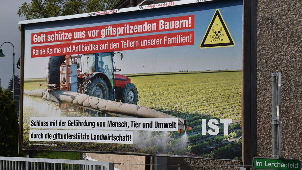 Dieses Plakat in der Leibnitzer Wasserwerkstraße sorgt für Aufregung in der steirischen Bauernschaft