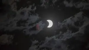 Partielle Sonnenfinsternis bei leichter Bewölkung am 2. Oktober 2024 in Buenos Aires, Argentinien, Südamerika Partial solar eclipse with light cloud cover on 2 October 2024 in Buenos Aires, Argentina, South America Copyright: imageBROKER/ChristianxPeters ibxcnp11501891.jpg Bitte beachten Sie die gesetzlichen Bestimmungen des deutschen Urheberrechtes hinsichtlich der Namensnennung des Fotografen im direkten Umfeld der Veröffentlichung