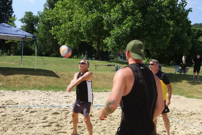 Insgesamt 13 Teams baggerten und pritschten im Sonnenschein