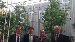 Grazer Delegation vor dem Austria-Pavillon auf der Expo in Mailand: Bernd Gassler, Bertram Werle, Gemeinderat Peter Piffl-Percevic, Gerhard Ablasser 