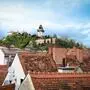Sujetfoto: Die Dachlandschaft der Grazer Altstadt mit dem Uhrturm und Schloßberg im Hintergrund