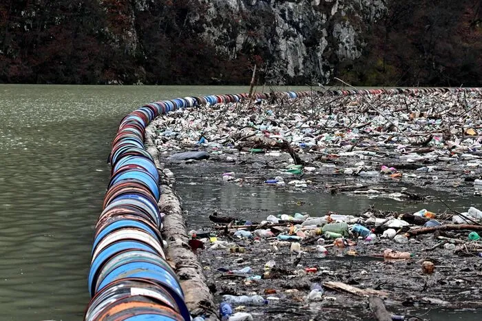 Eigentlich ein schöner Fluss in schöner Landschaft. Eigentlich, denn nun ist dort außer Müll vom Fluss streckenweise nicht mehr viel zu sehen