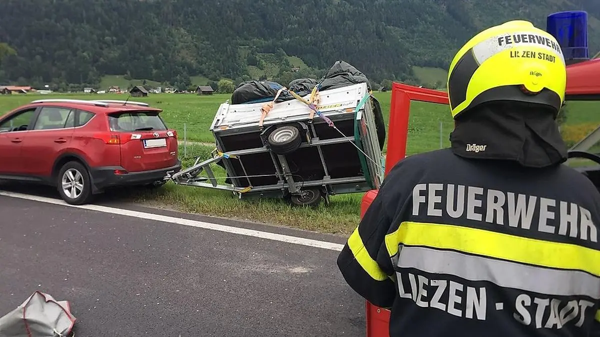 Per Seilwinde wurde der Anhänger zurück auf die Fahrbahn gezogen