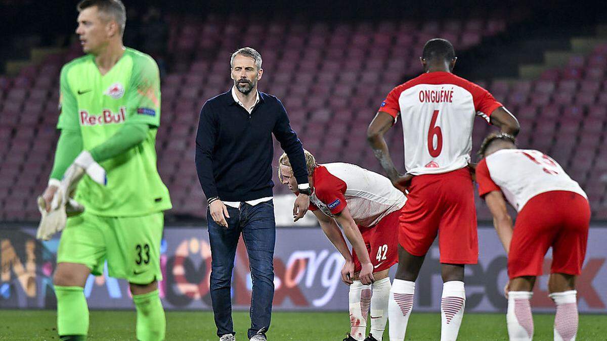 Hängende Köpfe bei Salzburg nach dem 0:3 in Neapel