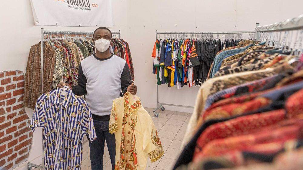 Vinokilo-Store Manager Andrew  Asamoah-Boakye im neuen Popup in der Klosterwiesgasse