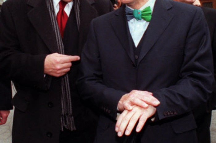 Bundeskanzler Viktor Klima (li) und Vizekanzler Wolfgang Schüssel (re) nach der Angelobung des SP-Regierungsteams am Wiener Ballhausplatz auf dem Weg zum Ministerrat, 1997.
