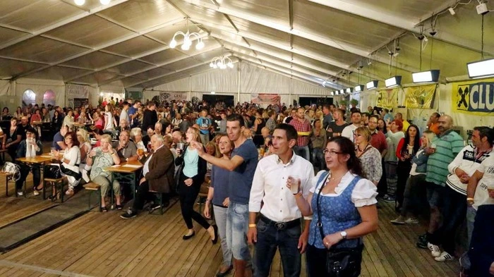 Das große Festzelt am Strandbadgelände füllte sich bis auf den letzten Platz mit Festbesuchern...