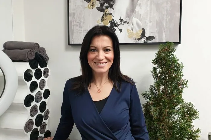 Aida Hasanovic, Salon Aida, Graz: Zu Beginn haben wir Friseure sehr gelitten, mit der normalen Maske war es für uns im Job unerträglich. Wir arbeiten ja bei höheren Temperaturen neun Stunden durch – zwischen den Kunden gibt es für uns keine Chance, die Maske einmal abzunehmen. Die Stoffmasken waren immer sofort feucht, am Abend ist der Hals ganz trocken. Und die Kunden haben uns durch die Masken akustisch nicht verstanden, sie haben aber Gesprächsbedarf. Deshalb mussten wir auf Gesichtsschilder umsteigen. Was wir tun, sollten diese verboten werden, weiß ich nicht. Ich lade aber gerne jene, die darüber entscheiden, herzlich ein, einmal mit Maske ein paar Stunden diesen Job zu machen.