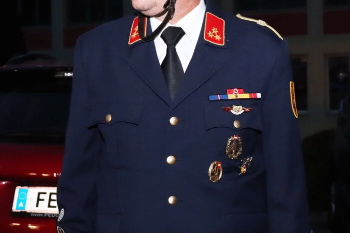 Der Umzug vom Rüsthaus zur Gendenkstätte und retour wurde von FF-Kdt. Reinhard Eberhard (am Foto) durchgeführt. Sammeln der Vereine und Mitwirkenden vor dem Rüsthaus der FF-Glanhofen unter dem Kdt. Wolfgang Drolle und seinem FF-Kdt-Stvr. Karl-Heinz Stadtmann.  
