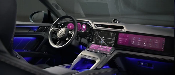 Der größte, je in einem Porsche verbaute Bildschirm, genannt Flow Display