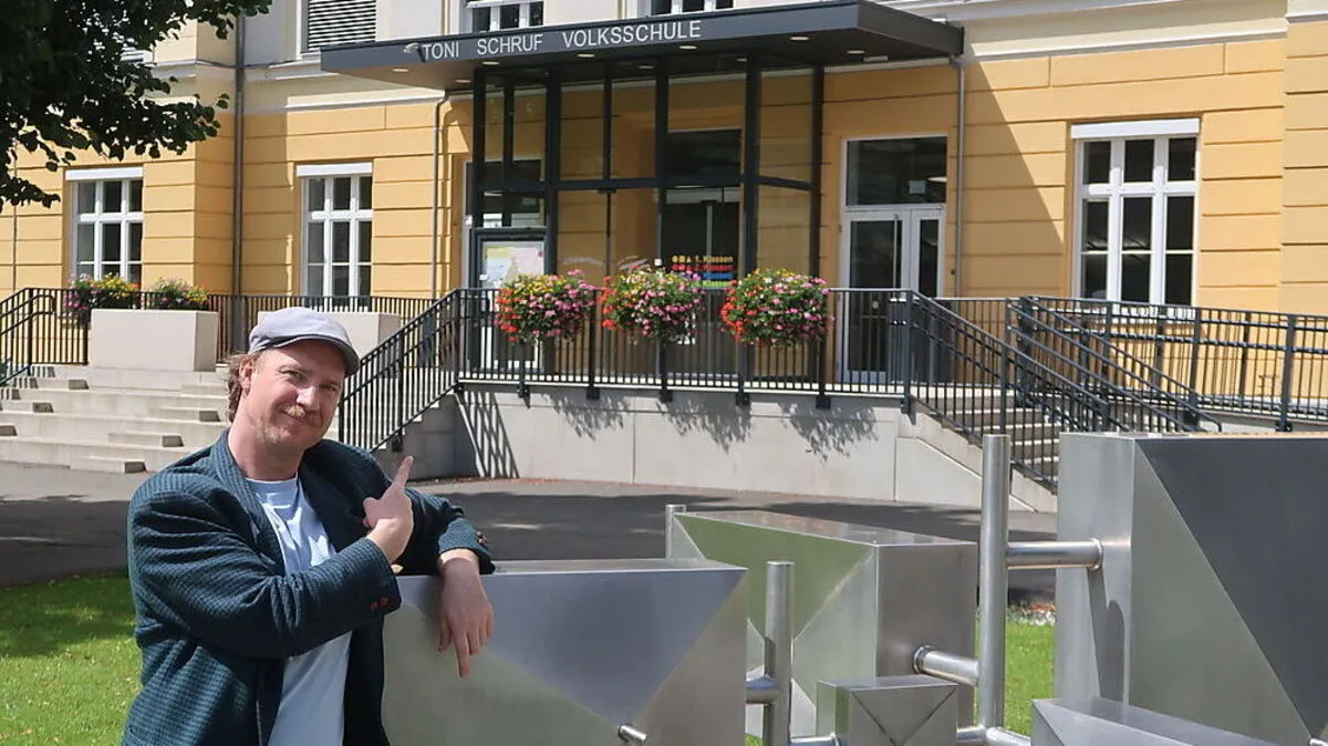 Thomas Toppler bei seinem Heimatbesuch vor der Toni-Schruf-Volksschule