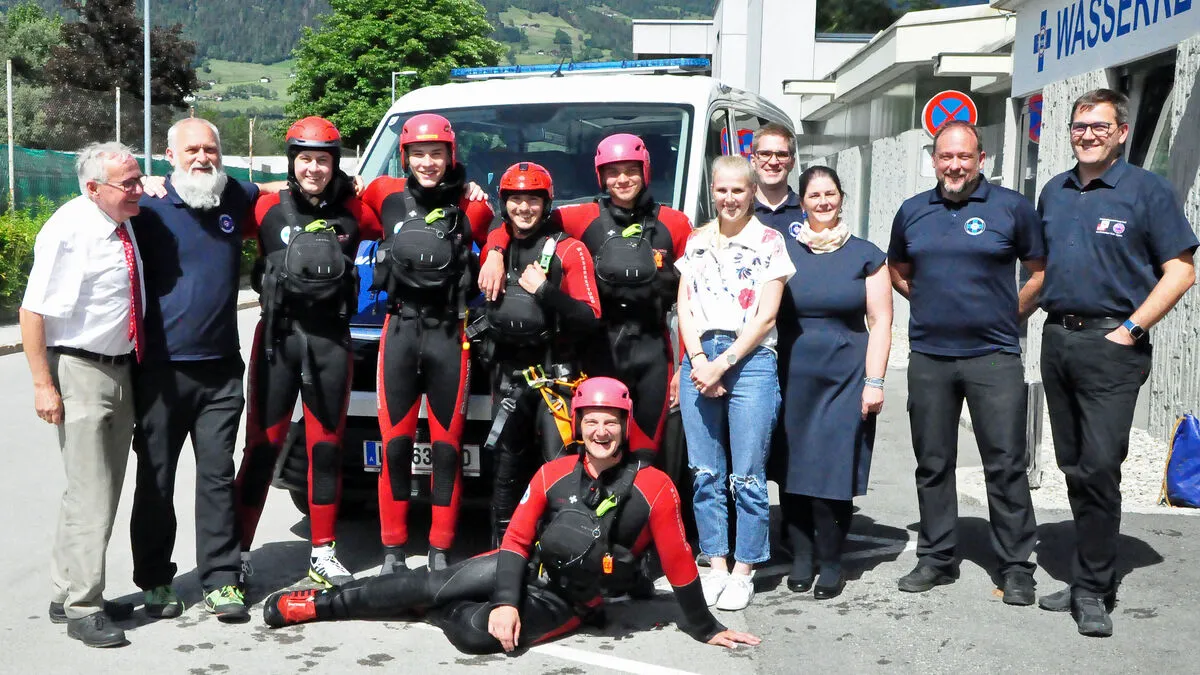 Bezirkshauptfrau Olga Reisner (3. von rechts) lud zum Blaulichttag. Mit dabei waren auch Dietmar Schennach (1. von links) und Johann Stolz (1. von rechts) von der Abteilung Krisen- und Katastrophenmanagement des Landes Tirol