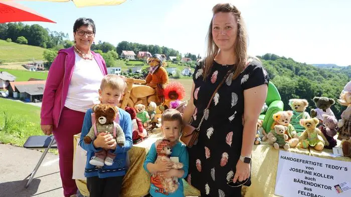 Der Klein Mariazeller-Kirtag in Eichkögl gehört zu den größten Kirtagveranstaltungen in der Südoststeiermark. Im Bild: Die Bärendoktorin Josefine Koller mit Kirtagbesuchern