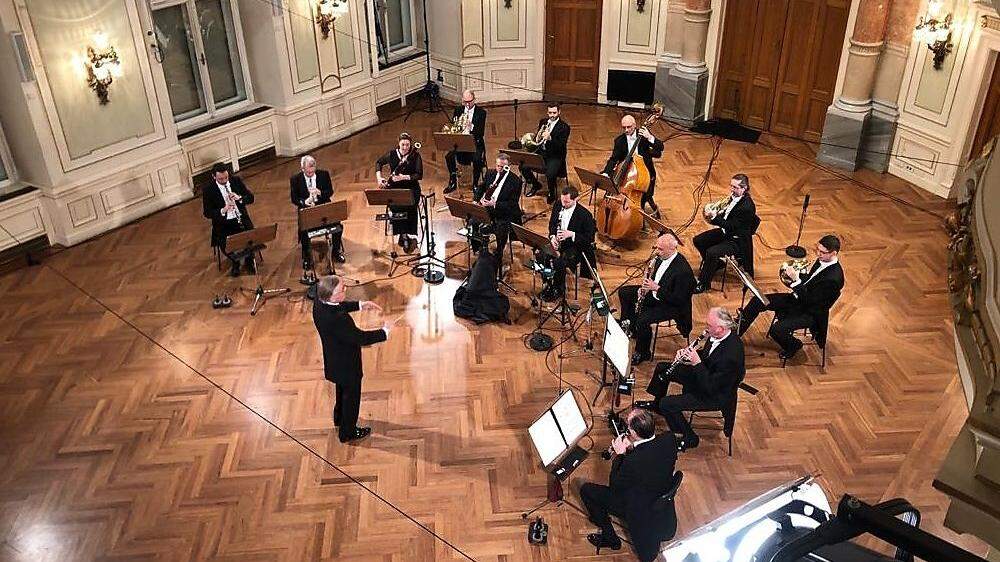 Aufzeichnung im Kammermusiksaal: Milan Turkovic dirigiert die Bläser (und einen Bassisten) der Grazer Philharmoniker
