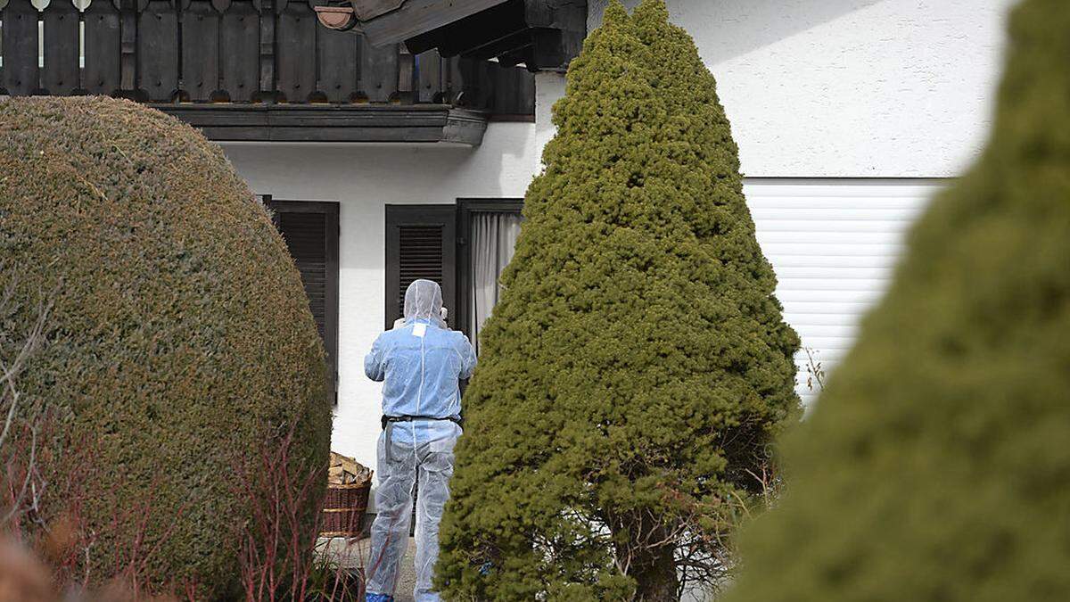  Am 25. Februar waren zwei Tote und eine schwer verletzte Frau in dem Haus in Königsdorf entdeckt worden