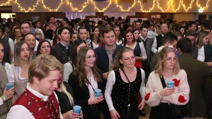 Einen Tag nach dem Heiligen Abend war auch dieses Jahr Brückl im unteren Görtschitztal das Partyzentrum des Bezirkes St. Veit. Auch am Mittwochabend waren zahlreiche Balltiger in das Gemeinschaftshaus gepilgert, um sich beim Landjugendball nach dem Weihnachtstrubel für einige Stunden zu entspannen und zu unterhalten. 