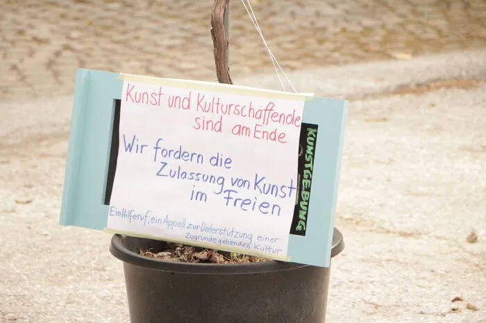 Mit kleinen Plakaten schilderte sie die Verzweiflung vieler Künstlerinnen und Künstler.