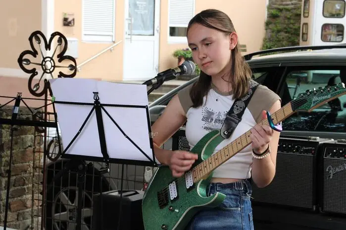 Weitere Termine der Konzertreihe sind am Mittwoch, 4. Juni bei Weinbau Herbst in Krottendorf (Beginn 18 Uhr) und am Mittwoch, 18. Juni, beim Schilcherhof in Ligist (Beginn 18 Uhr).