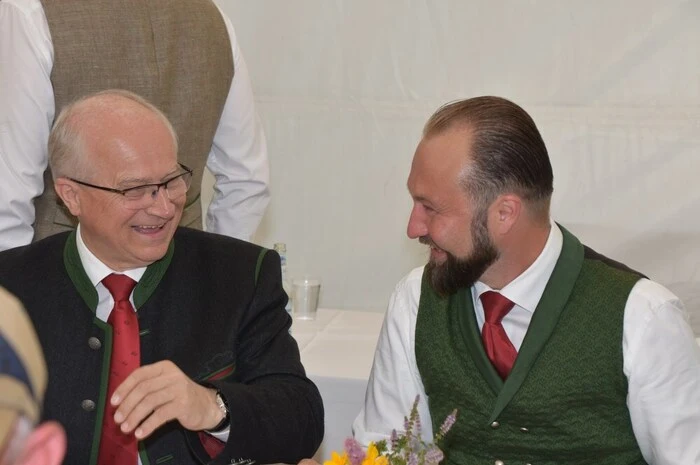 Bilder von den Feierlichkeiten.