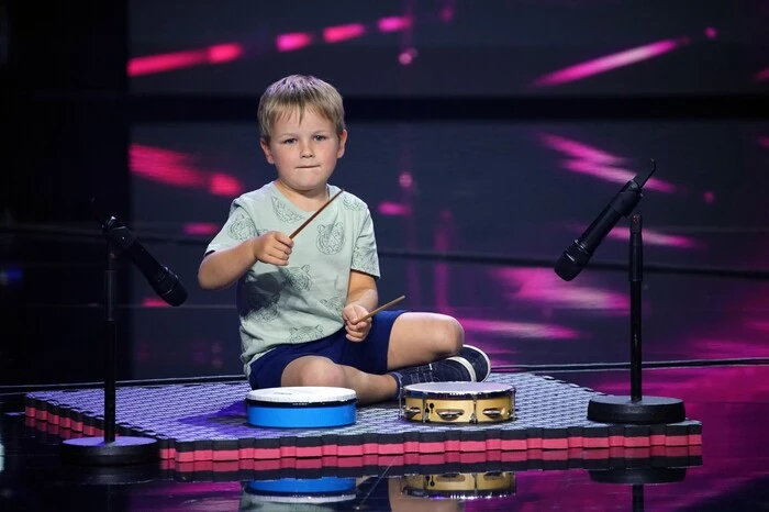 Adrian (5) spielt Percussion