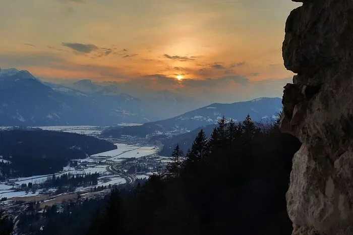 Ein Sonnenuntergang von der Burgruine Khünburg mit Blick ins Gailtal.