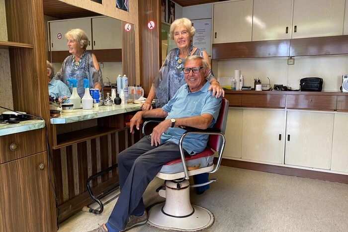Josef und Waltraud Gradischnig im Friseursalon in Feldbach. Nach 69 Jahren sperrt der Laden zu. Aber im Garten gibt es ja auch genug zu tun.