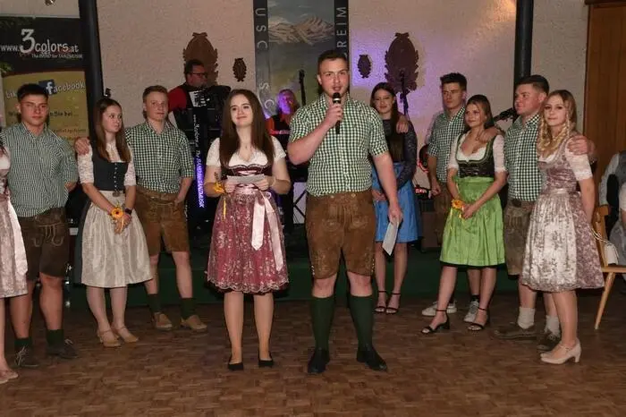 Landjugend-Obmann Philipp Wallner und Leiterin Melanie Lercher konnten unter den vielen Ballbesuchern auch Diakon Rupert Unterkofler, Bürgermeister Herbert Göglburger, Hauptmann Obmann der Schützengarde Manfred Künstner mit Major Kommandant Franz Leitner begrüßen. Auch der frischangelobte Abgeordnete Alexander Putzenbacher gesellte sich zu den Ballbesuchern.