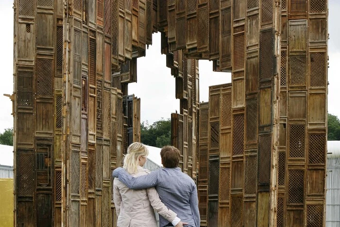 documenta 12, 2007:  Die riesige Skulptur "Template" aus Türen chinesischer Hofhäuser, die dem Pekinger Bauboom zum Opfer fielen, stürzte in Kassel nach Dauerregen ein - Ai Weiwei gefiel die neue Form. 