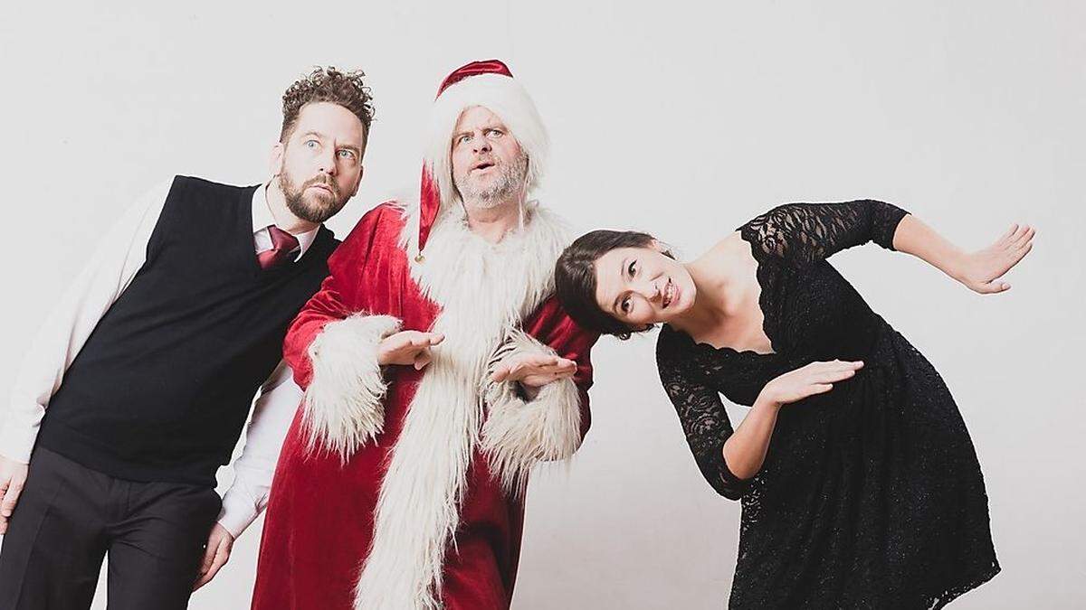 „Weihnachtsmann“ Alexander Mitterer mit Sven Kaschte und Isabella Weitz	 