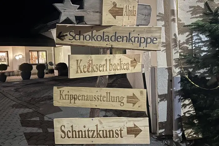 In den umstehenden Holzhütten gab es für die Besucherinnen und Besucher Getränke, Speisen und handgemachte Gegenstände zu erwerben.