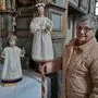 Kirchenführerin Veronika Grossinger zeigt die zwei Christkinder in der Kirche von Mürzhofen