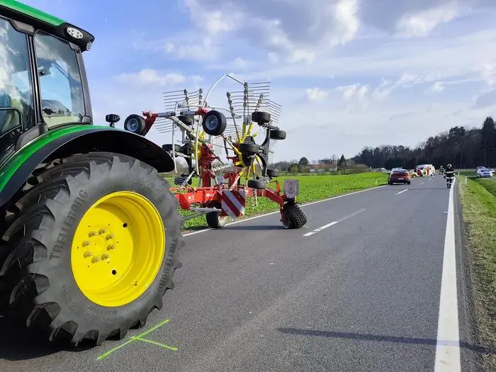 Den Traktor mit Kreiselschwader streifte die 23-jährige Slowenin