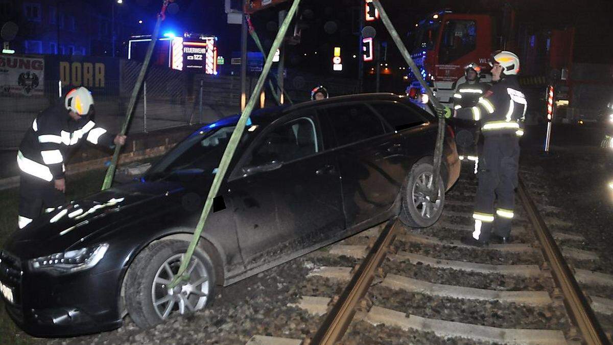 Die Feuerwehr musste den Unfallwagen vom Bahngleis bergen