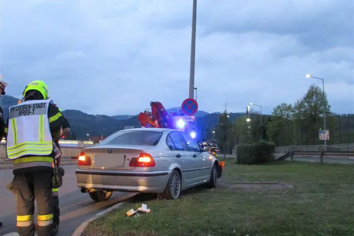Der beschädigte Lichtkörper des Mastes wurde entfernt. Nach Abschluss aller Arbeiten rückten die Feuerwehren um 21:20 Uhr wieder in die Feuerwehrhäuser ein.