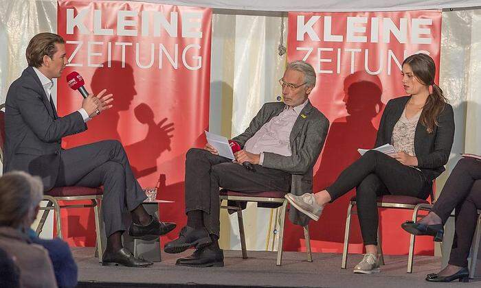 ÖVP-Spitzenkandidat Sebastian Kurz mit Heinz Patzelt (Amnesty International) und Katja Heine (junge Jury)