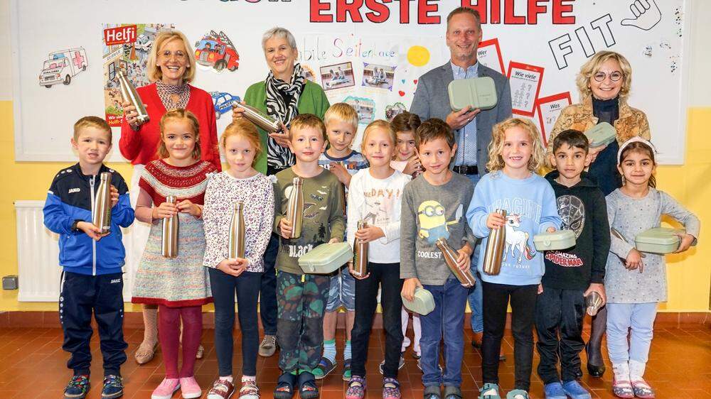 Die Osttiroler Schulanfänger freuen sich über die nachhaltig hergestellten Boxen und Flaschen