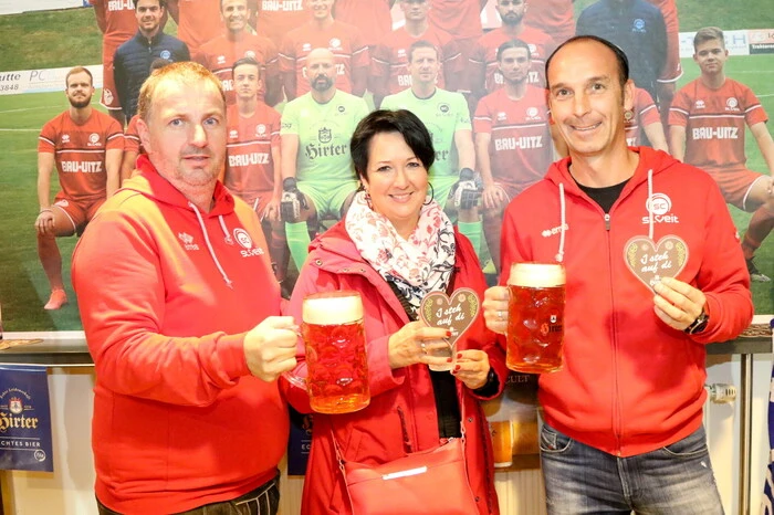 Der SC St. Veit lud unter Kassier Martin Hasler (links) zum Oktoberfest in die Jacques Lemans-Arena nach Unterbergen nahe der Herzogstadt. 