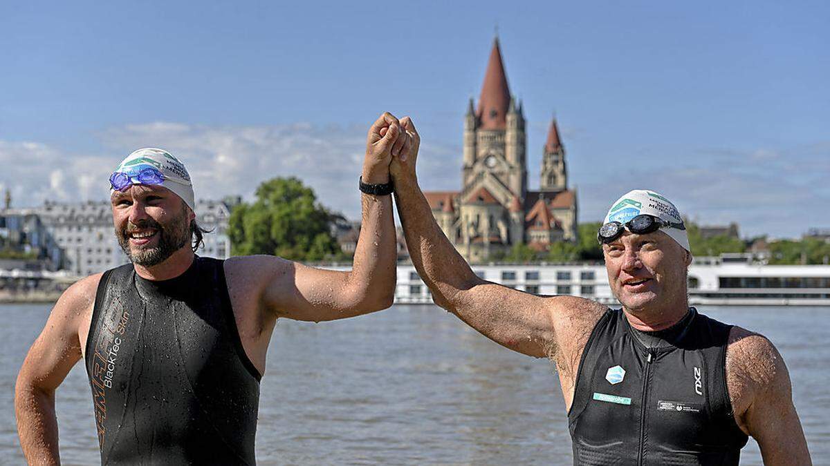 Andreas Fath (rechts) beim Einsatz in der Donau