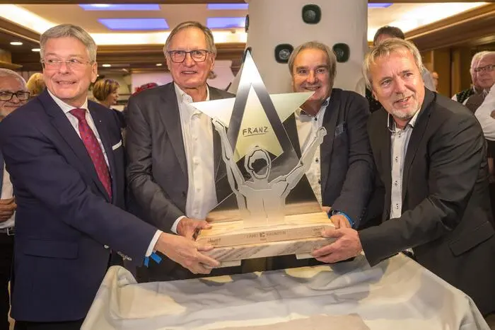 Kärntens Sporttrophäe heißt künftig „Franz“: Klammer mit LH Peter Kaiser, dem Präsident des Kärntner Sportpresseklubs Marjan Velik und dessen Vize Dietmar Triebnig