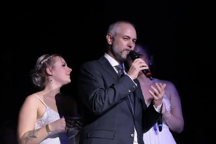 Direktor Markus Sturm begrüßte im Anschluss die Ehrengäste im Ballsaal. Unter ihnen waren Bürgermeister Josef Ober sowie die Landtagsabgeordneten Franz Fartek und Herbert Kober.