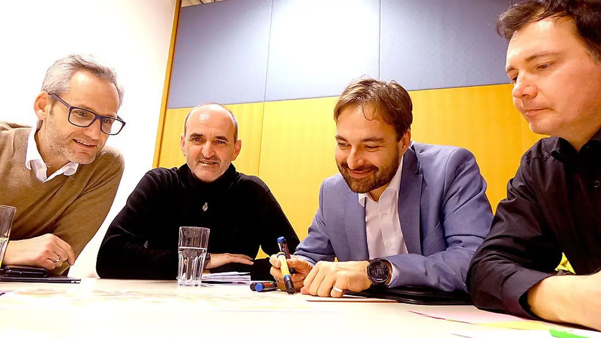 Roman Neubauer, Alois Berger, Harald Ertl und Roman Feiertag brüten über den Stärken und Schwächen der Stadt