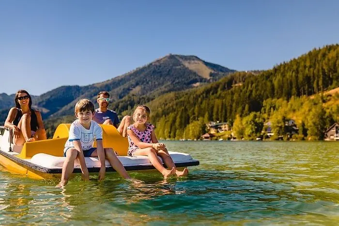 Durch den Erlaufsee verläuft die Grenze zwischen Niederösterreich und der Steiermark. Wer mag, kann zum Schwimmen, Angeln und Tretbootfahren mit der Museumstramway aus Mariazell anreisen.