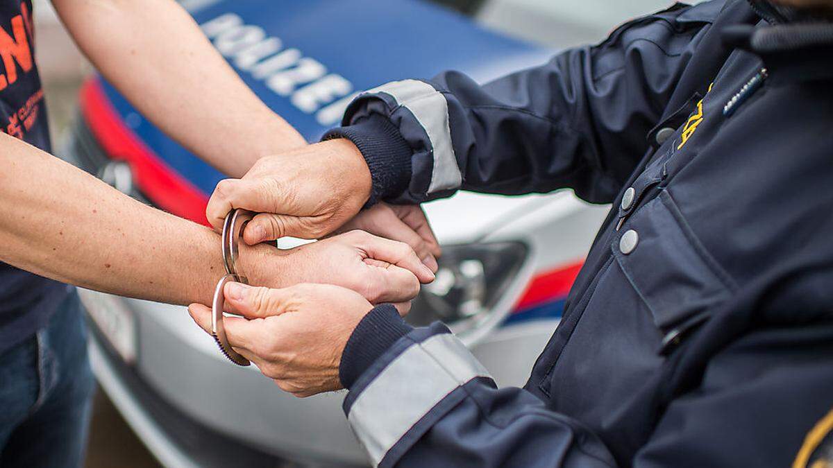 Der aggressive Mann wurde festgenommen (Symbolfoto)