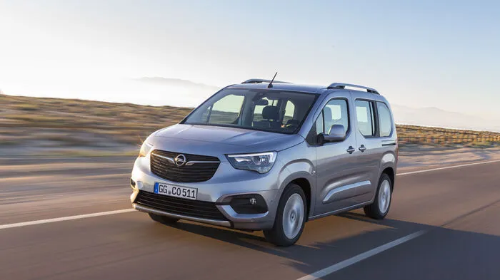 Für den Opel Combo ist es bereits die fünfte Generation. Er kommt ausgestattet mit ein- oder zwei Schiebetüren und wahlweise als Kurz- (4,40 Meter) oder Langversion (4,75 Meter) sowie als Fünf- und als Siebensitzer.