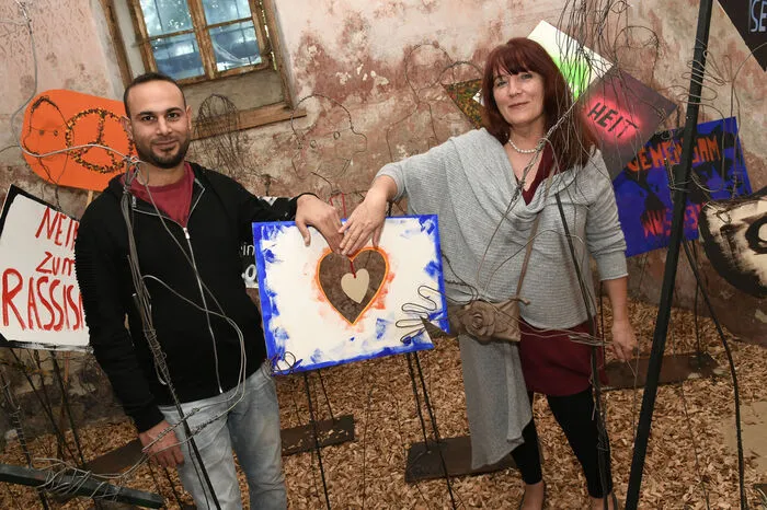 Schüler der Handelsakademie Spittal gestalteten Anfang Mai mit Jens August Drahtfiguren zum Thema "Demokratie/Grenzenlos". Sie wurden von Omar Albeati und Elisabeth Faller im Keller der Galerie bestaunt. 